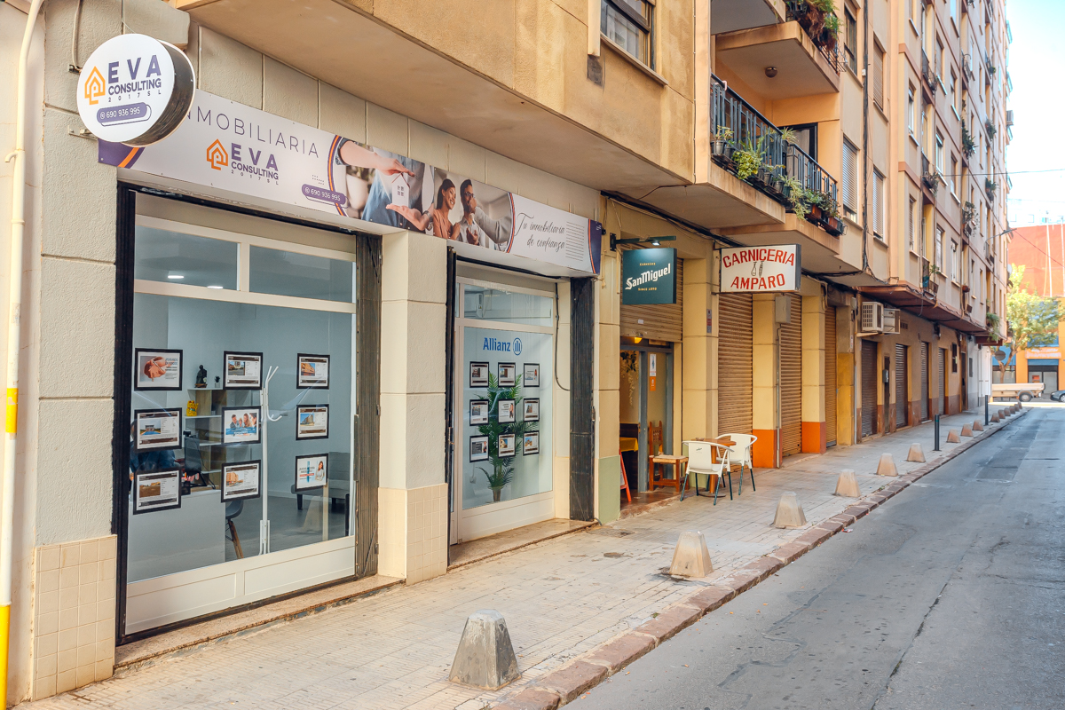 Fachada y entrada de Inmobiliaria Eva Consulting 2017 en Castellón de la Plana
