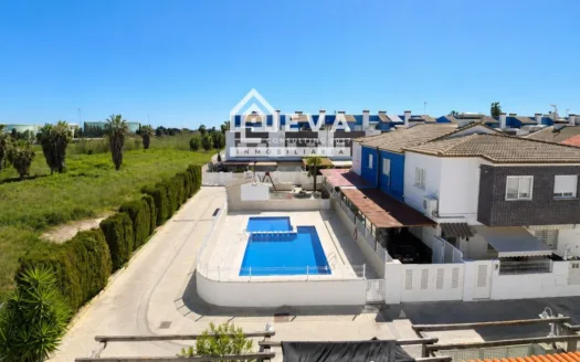 Adosado en venta en la playa de Almazora con piscina
