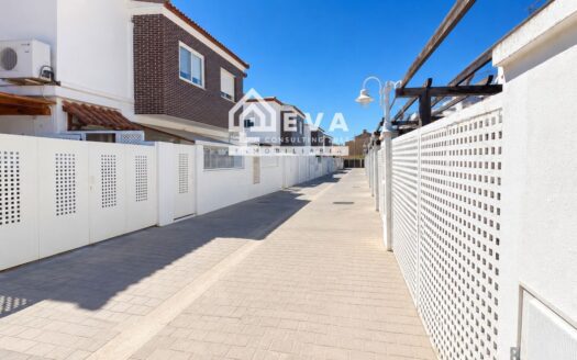 Adosado en venta en la playa de Almazora con piscina