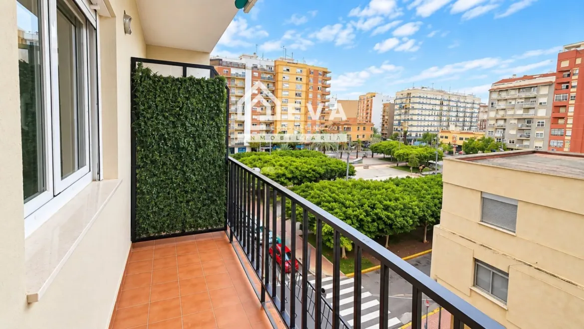 Piso en alquiler en Castellón de la Plana con 3 dormitorios y balcón - foto 3 | Inmobiliaria en Castellón